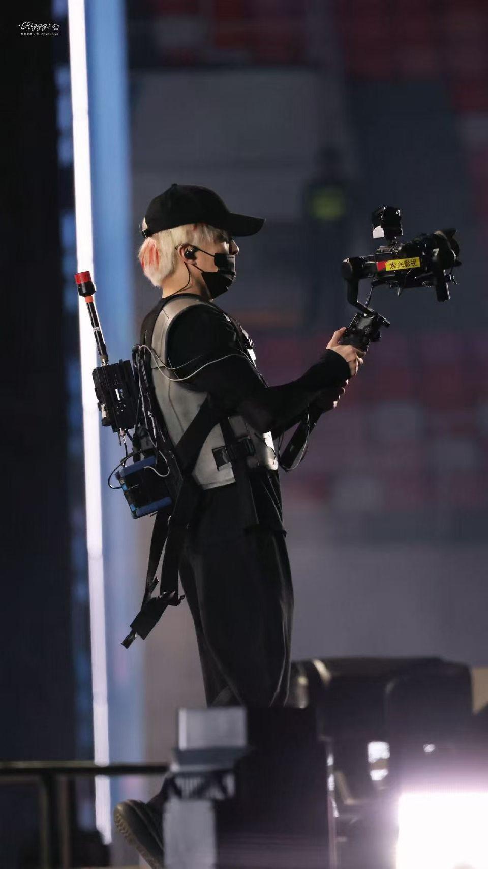 我记得，我曾深深爱过你
歉意如影随形
哪怕同舟共济
哪怕直面万恶侵袭
我明白，我