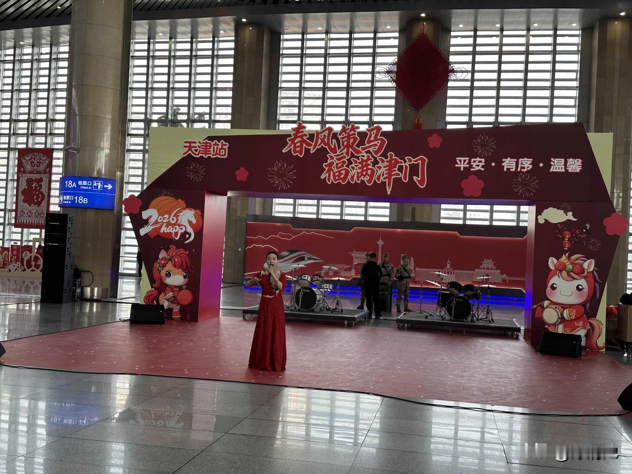 今天上午我来北京女儿家，在天津站内搞活动巧遇天津京剧院著名马派老生演员魏以刚先生