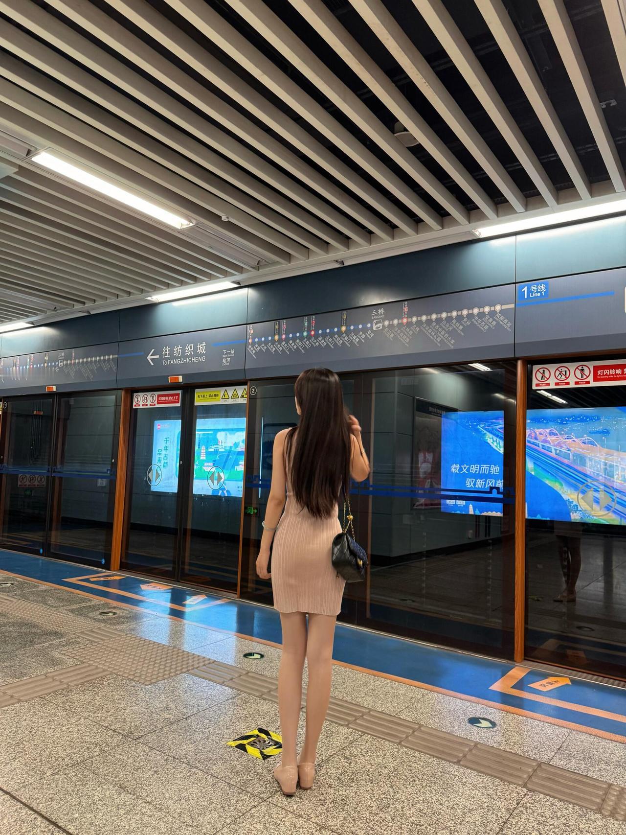 人情世故：

不要与任何人走得太近。
努力赚钱，才是硬道理。

跟谁太近都容易生