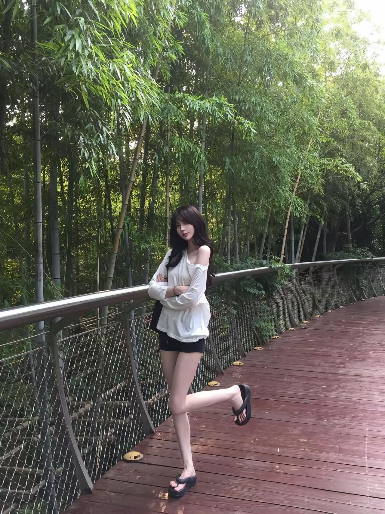 一看就是南方人在南方，北方几乎没有这样的竹林，北方几乎没有如此纤细高挑的姑娘气质