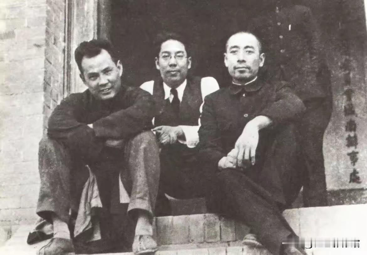这张照片见证了第二次国共合作、团结抗日的历史场景，是抗战统一战线珍贵的影像史料。