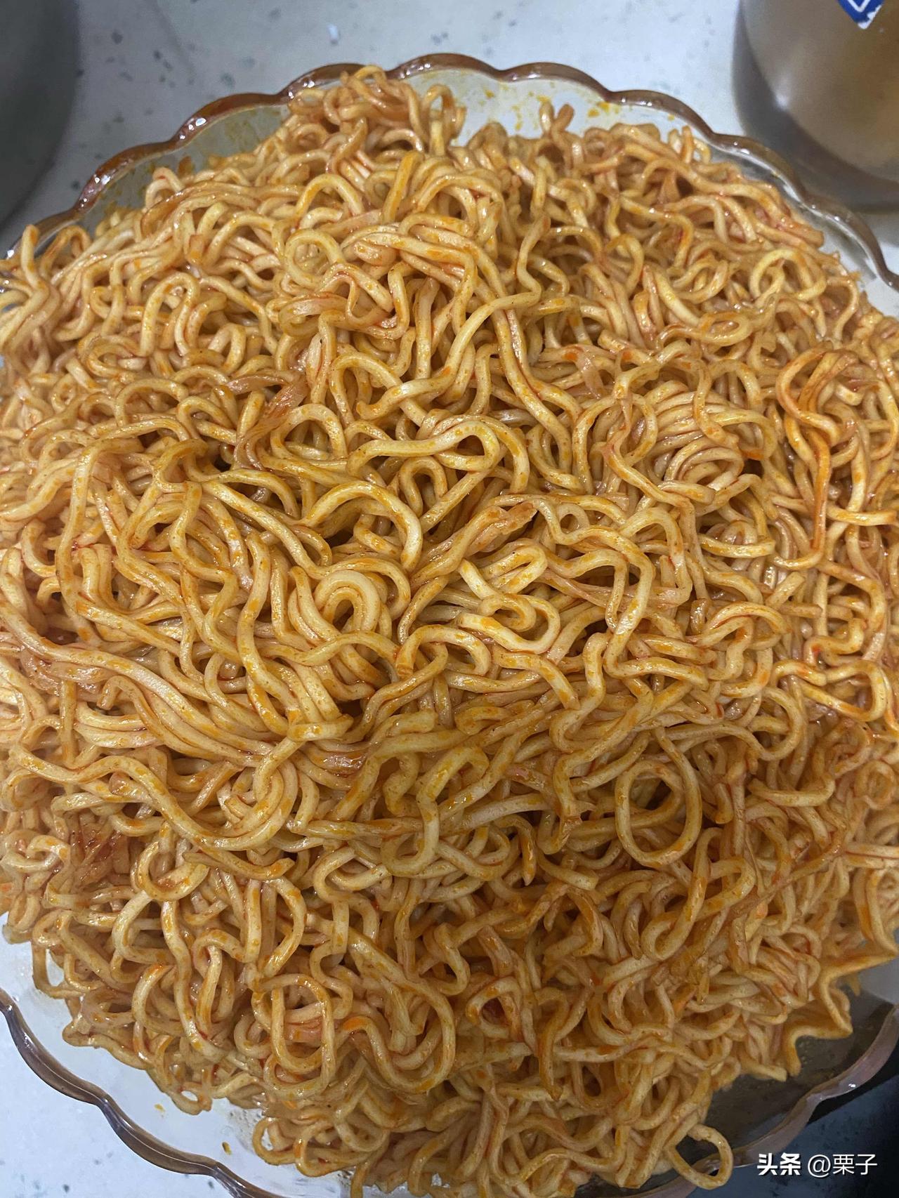 今天炒的火鸡面，之前做过一次煮好了没有过冷水，然后就很难吃很干，今天把面煮好了之
