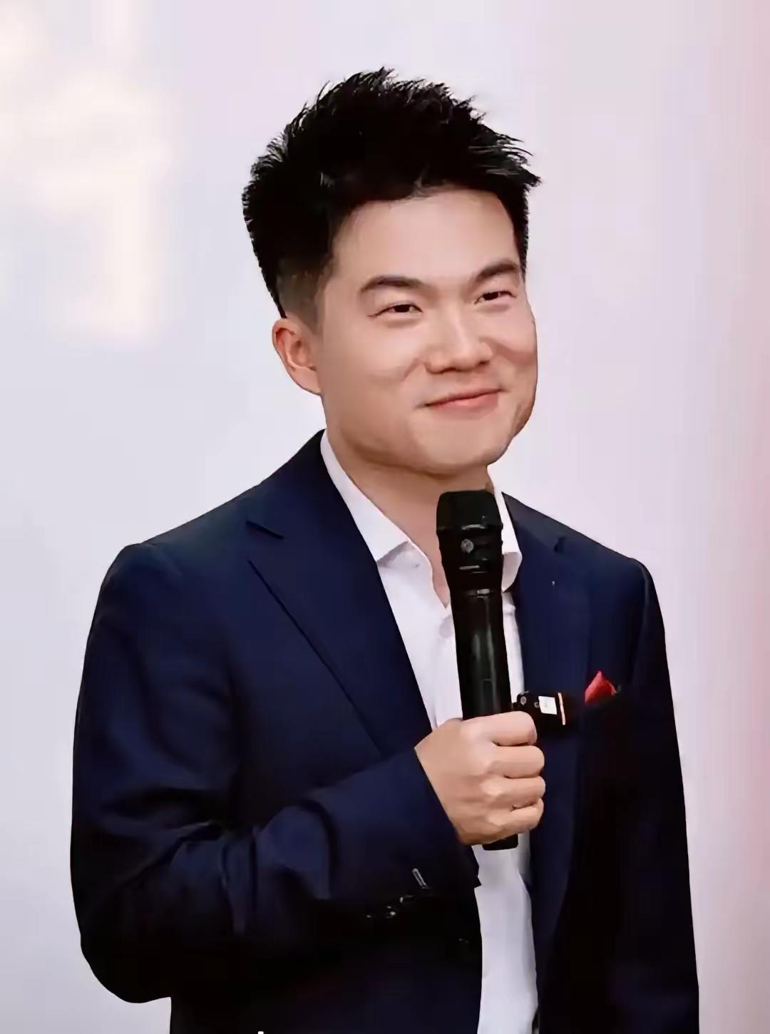 董宇辉提起姐姐时，眼里的光藏不住。
 
他说姐姐爱他比妈妈多，这话听着扎心，细想