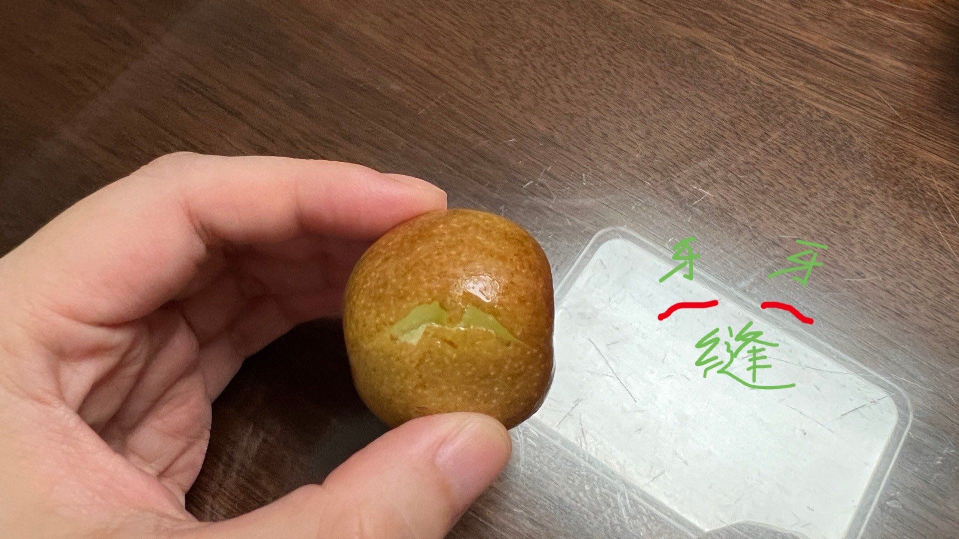 贝恩咬了一口枣，自言自语：“我的牙缝这么大！”[揣手] ​​​