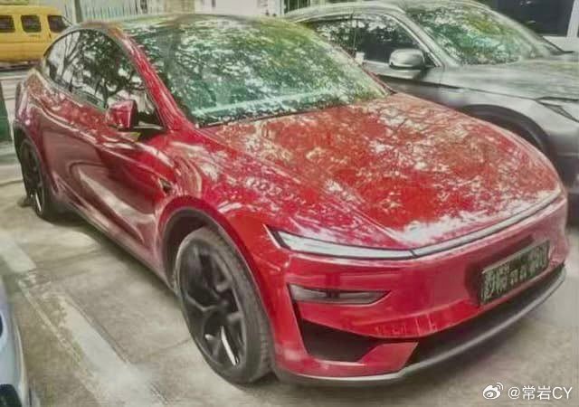 焕新 Model Y Performance 的第一张无伪装正面细节图出现了，这