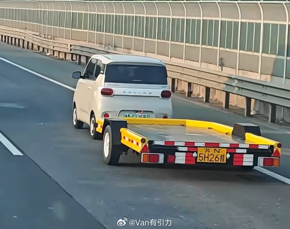 群转图，这小玩意儿居然拉个拖挂，先不说出厂合格证上有没有拖挂资质的事儿，关键它这