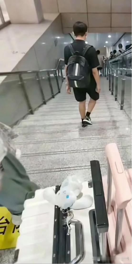 “男人到底什么时候才能明白，主动帮女生也是一种品德？”一名女生独自拖着沉重的行李