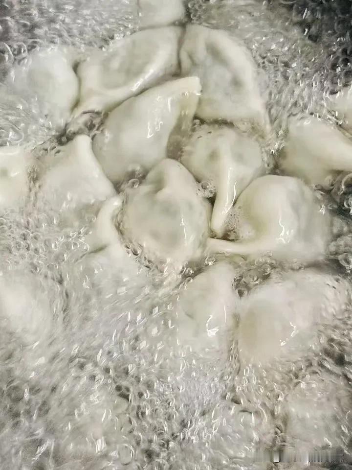 冰镇玉盘珍馐，清泉濯洗尘心。