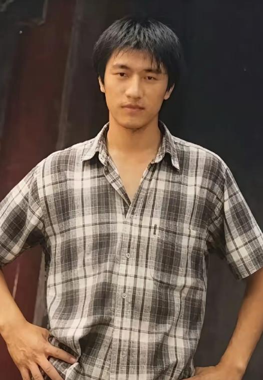 这两人匆匆来了人间一趟，看尽了世间繁华，突然离世。
张雪峰作为教育领域的佼佼者，