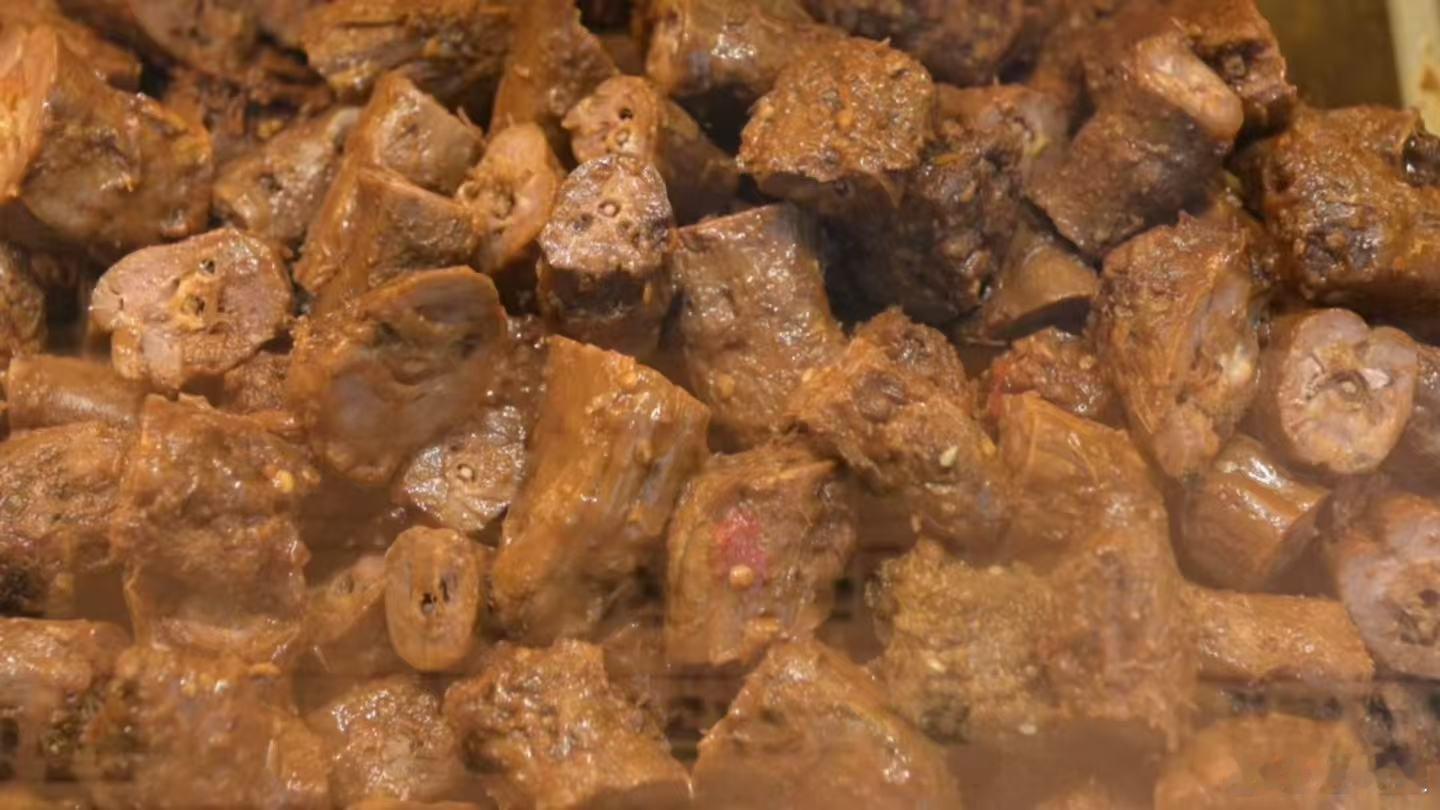 中国人吃的鸭货三分之一来自湖北湖北能成为鸭货界的“顶流供应地”，先天优势早已拉满