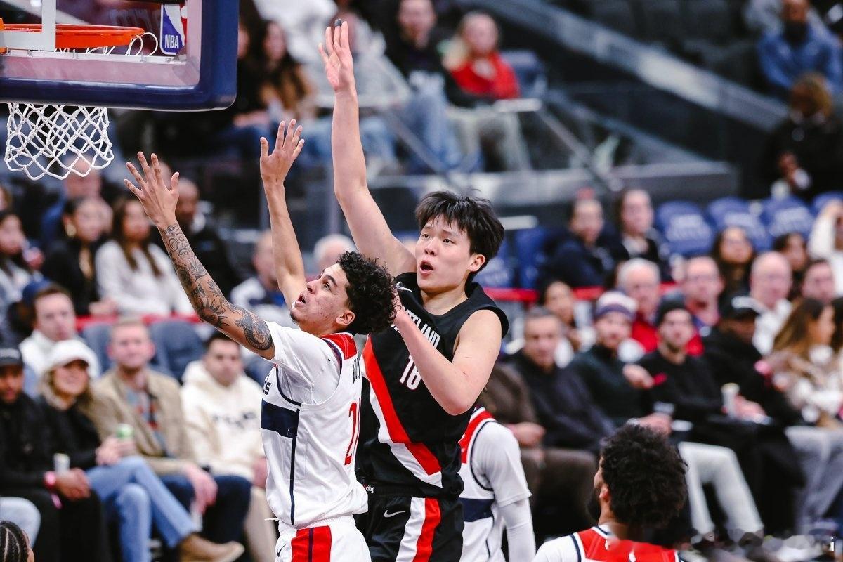 杨瀚森 开拓者半场53：60奇才，杨瀚森投篮2中1，得到2分1篮板1助攻，正负值