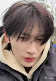 余宇涵带粉丝上山了 没想到余宇涵这么会玩，带粉丝上山体验不一样的野外乐趣，越看越