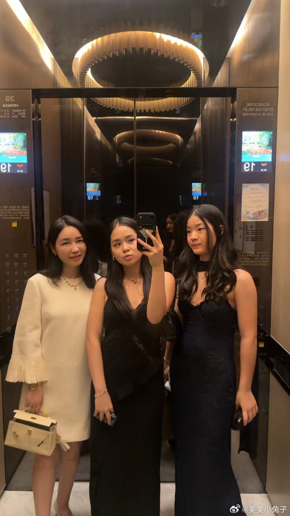 参加二姐的毕业晚宴 