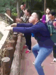 猴子：看你表演那么卖力，我这边也没有什么好打赏的，就给你鼓鼓掌吧 