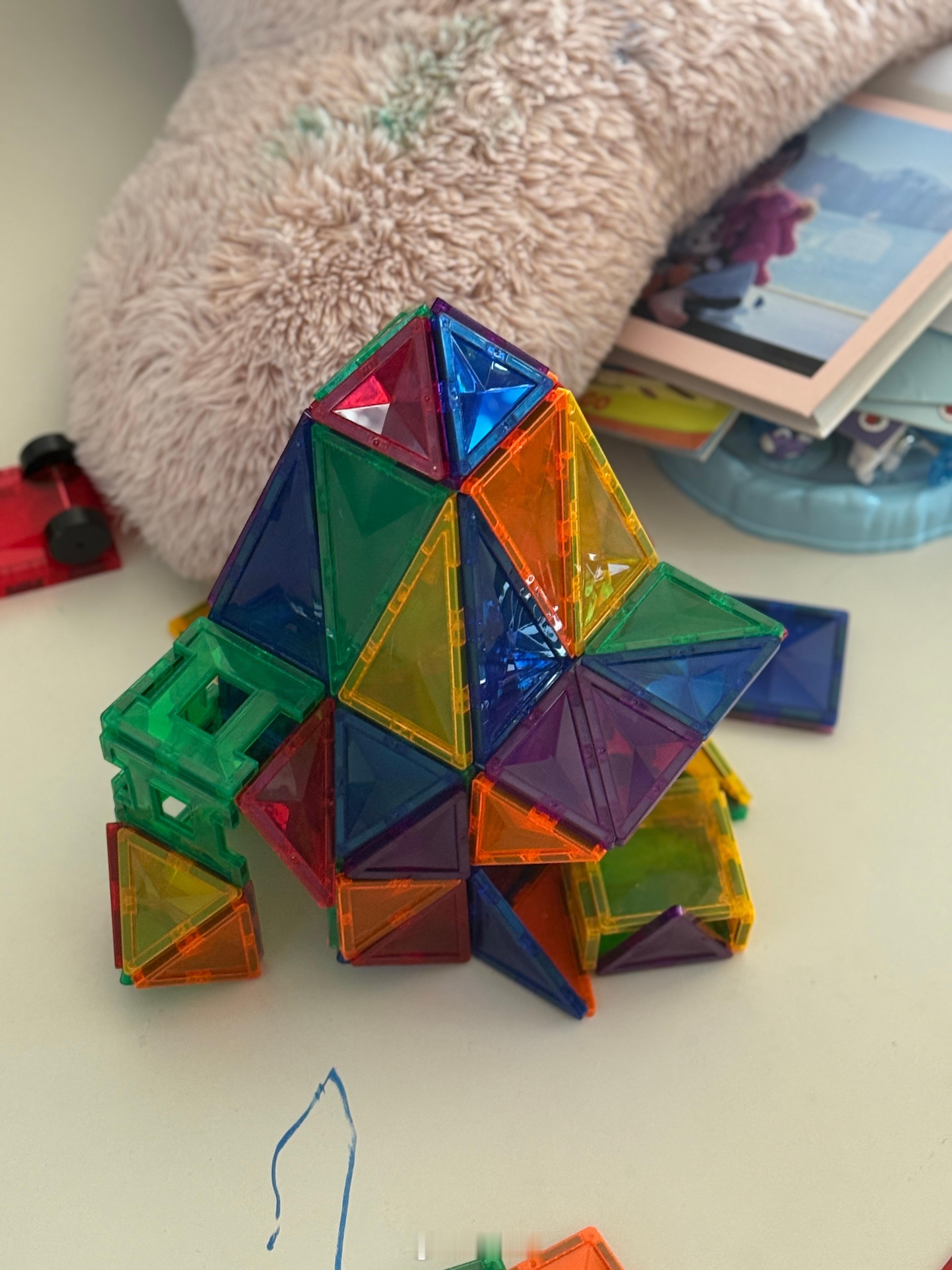 观察到球宝对磁力片倒塌零容忍已经到了不太敢拼磁力片的地步，我反省了自己每次他一哭