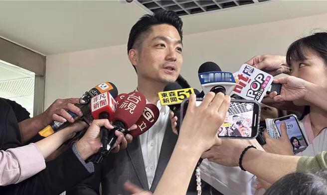 426大游行吸引20万群众上凯道怒吼，但民进党推大罢免蓝委仍持续进行，台北市5名