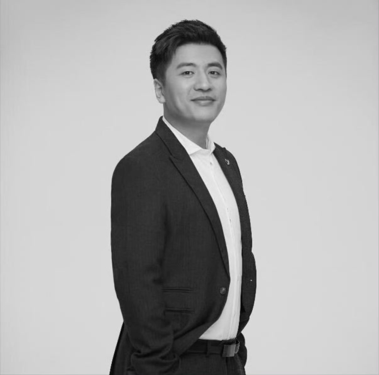 张雪峰张雪峰抖账号头像已经变成黑白了 