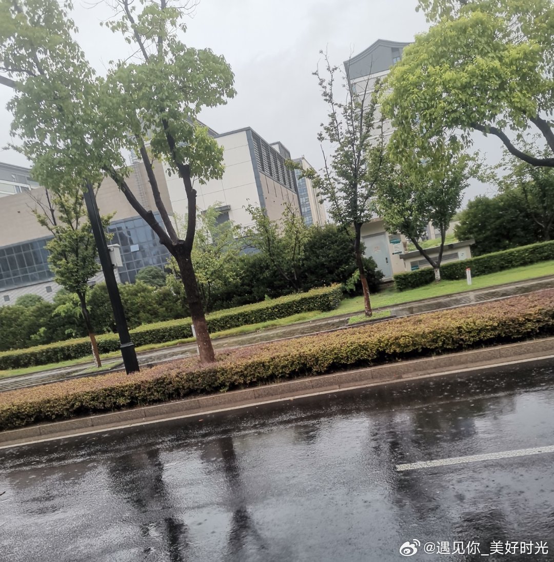 下雨，一会儿衣服鞋子都湿透了 