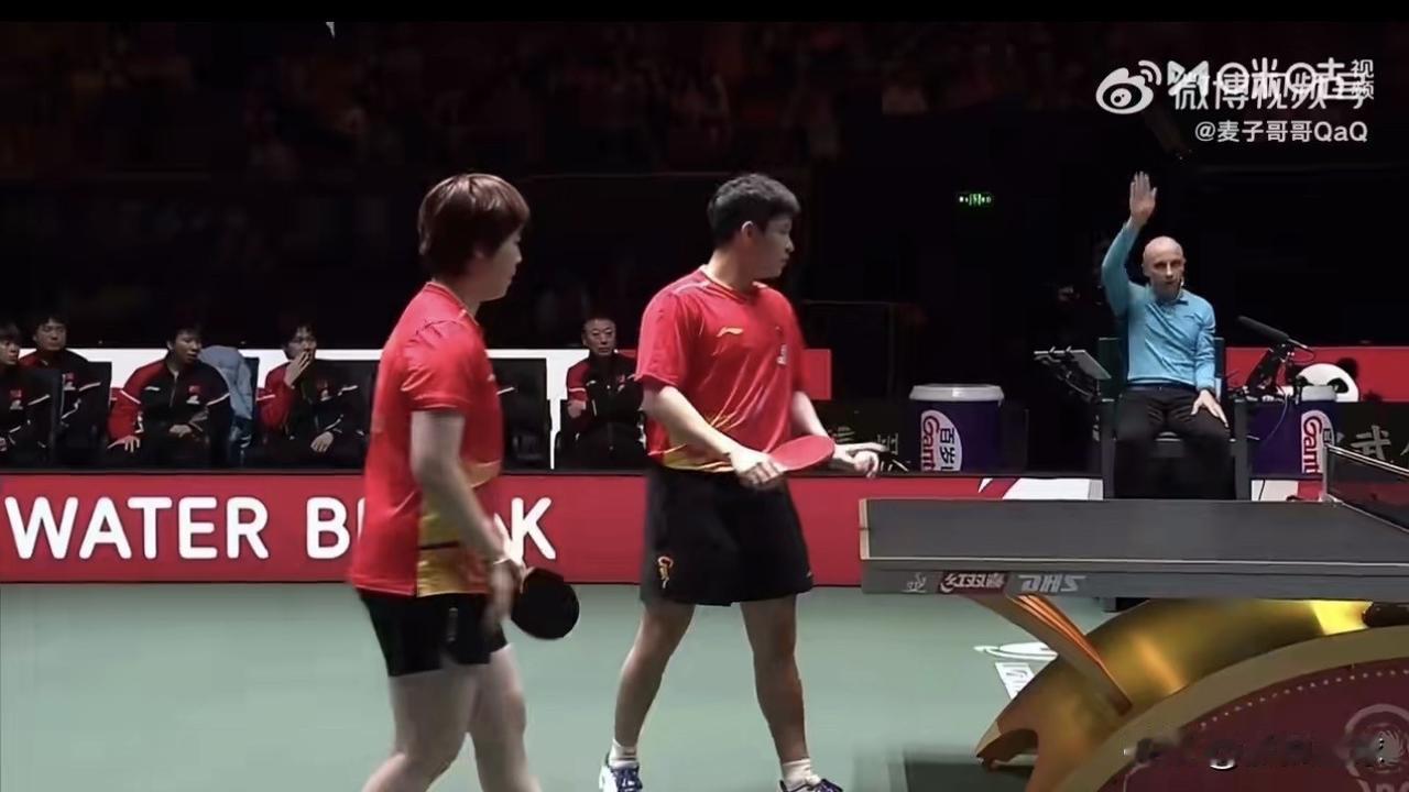 林诗栋蒯曼主动指出擦网球👍

在昨晚的比赛，林诗栋蒯曼的一个举动，博得全场掌声