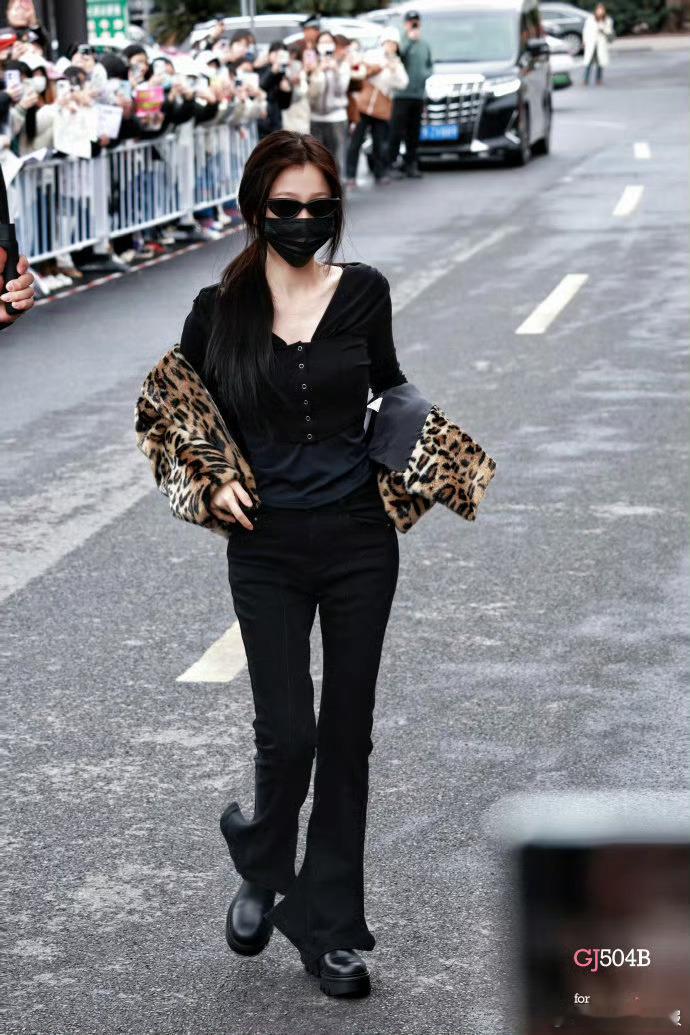 虞书欣的开工ootd虞书欣豹纹开工照开工大吉虞书欣今日上班的豹纹造型太吸睛了！黑