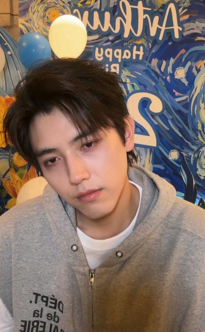 陈飞宇最近是不是蛮累的，今天生日直播看起来有点疲惫，不过还是帅的