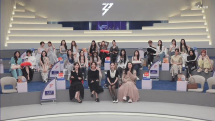 孙怡直播啃火腿肠乘风2026 别人在后台紧张到搓手，孙怡在后台认真啃火腿肠。不是