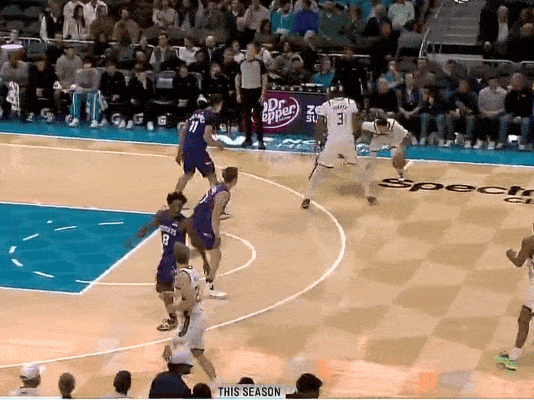 好过波杰姆！勇士真不该放走罗林斯！
在今天NAB常规赛雄鹿与黄蜂的第一节比赛中，