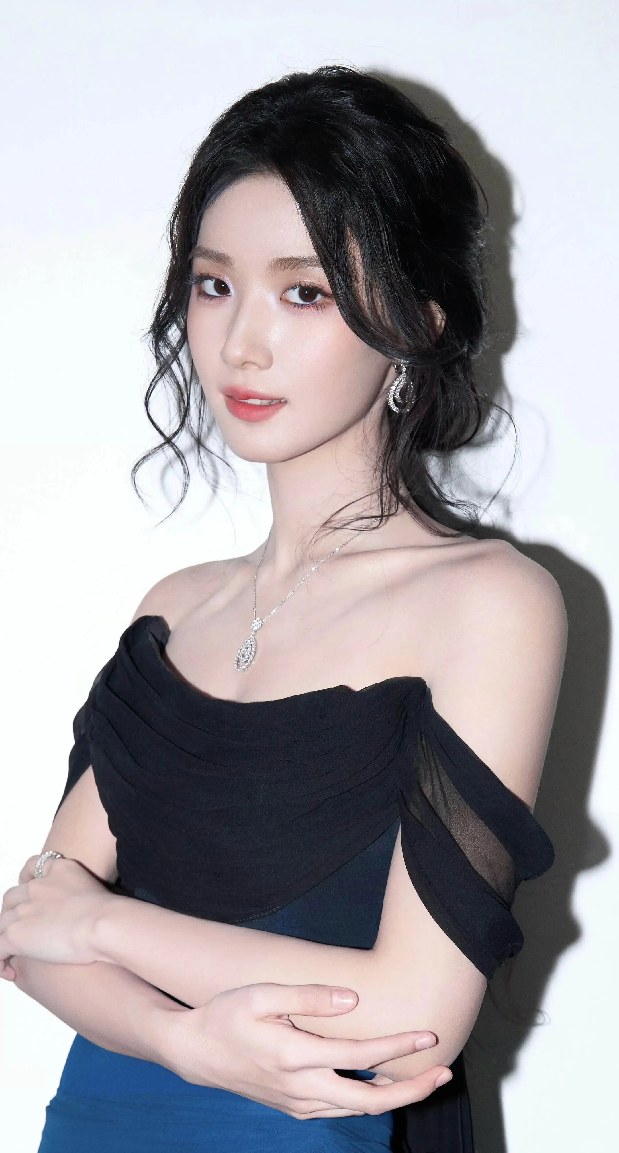 卢昱晓｜黑蓝渐变抹胸纱裙，美到发光！