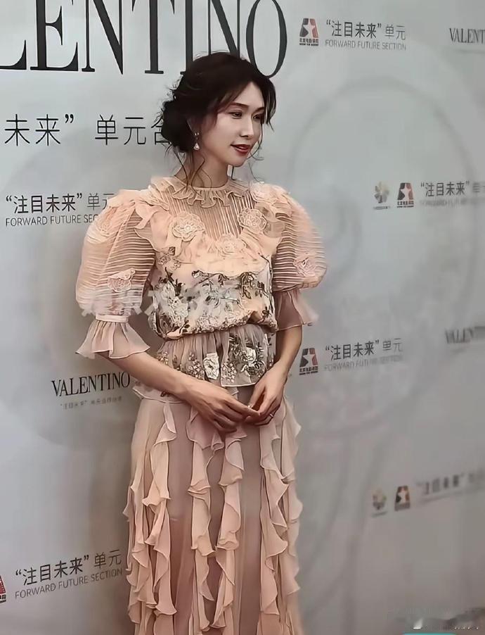 林志玲嫁黑泽良平6年，变化巨大，从灵动佳人变得神情木然，下嫁似乎未寻得幸福，令人