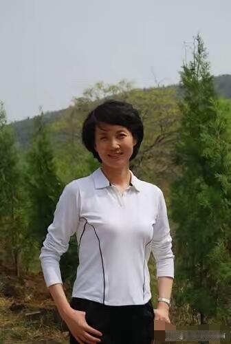 这是央视女主持人里最大气的一个美女，她留着普通的发型，穿着一般的休闲装，状态放松