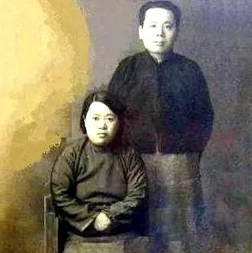 1914年，18岁的张恨水在母亲的操办下，娶了第一任妻子徐文淑。没想到，新婚之夜