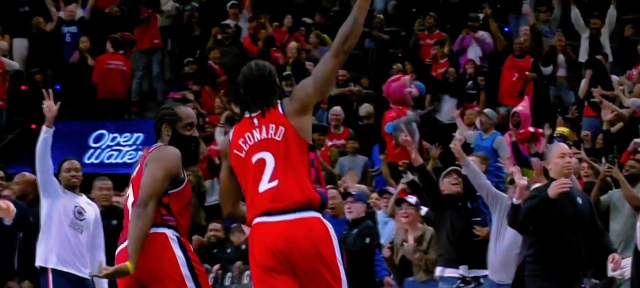 当小卡绝杀之后，哈登的眼神中透露着崇拜！

当小卡在比赛最后一秒用中距离跳投完成