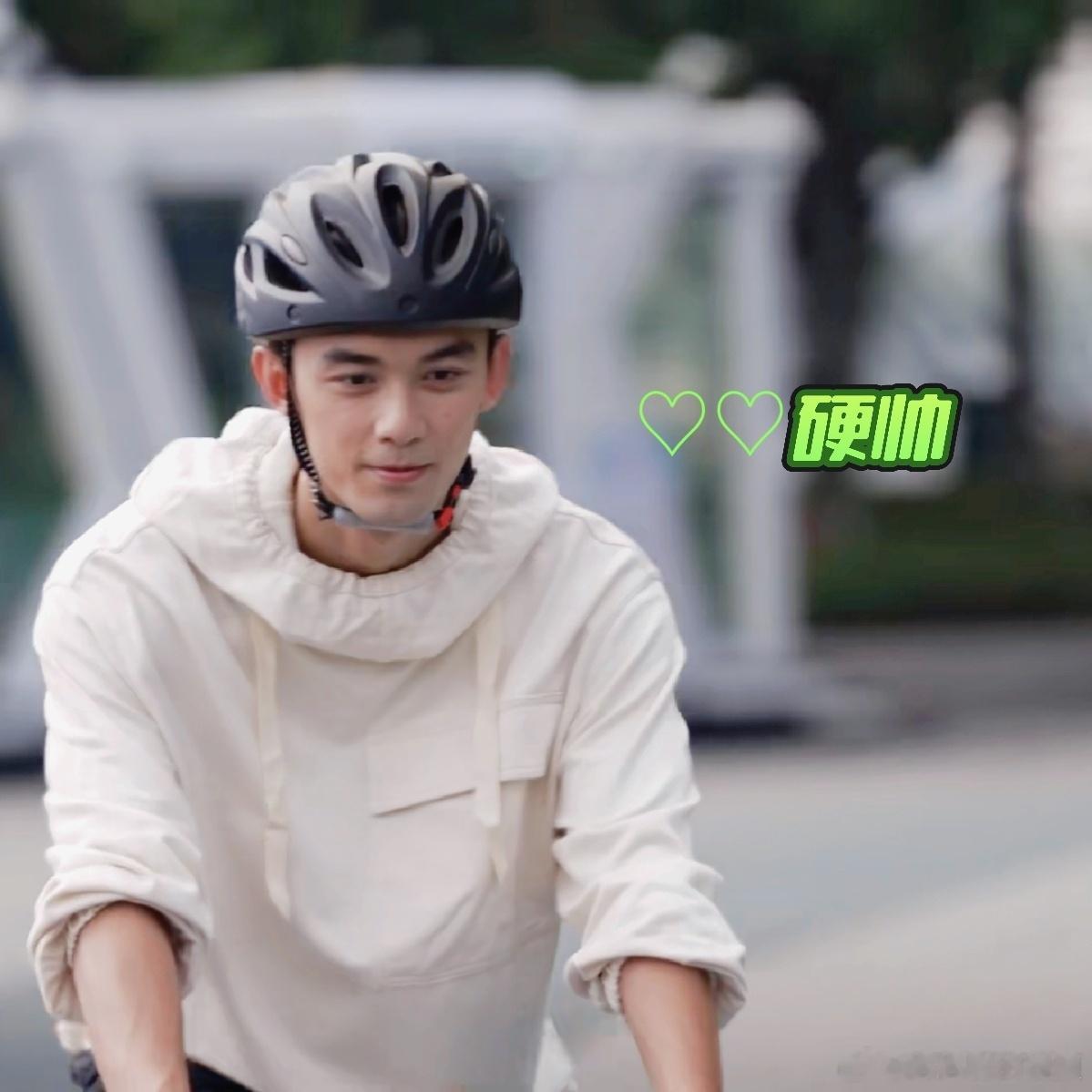 #吴磊少年感溢出来了#吴磊少年感溢出来了，骑行的快乐就是这样吧，单车少年的魅力谁