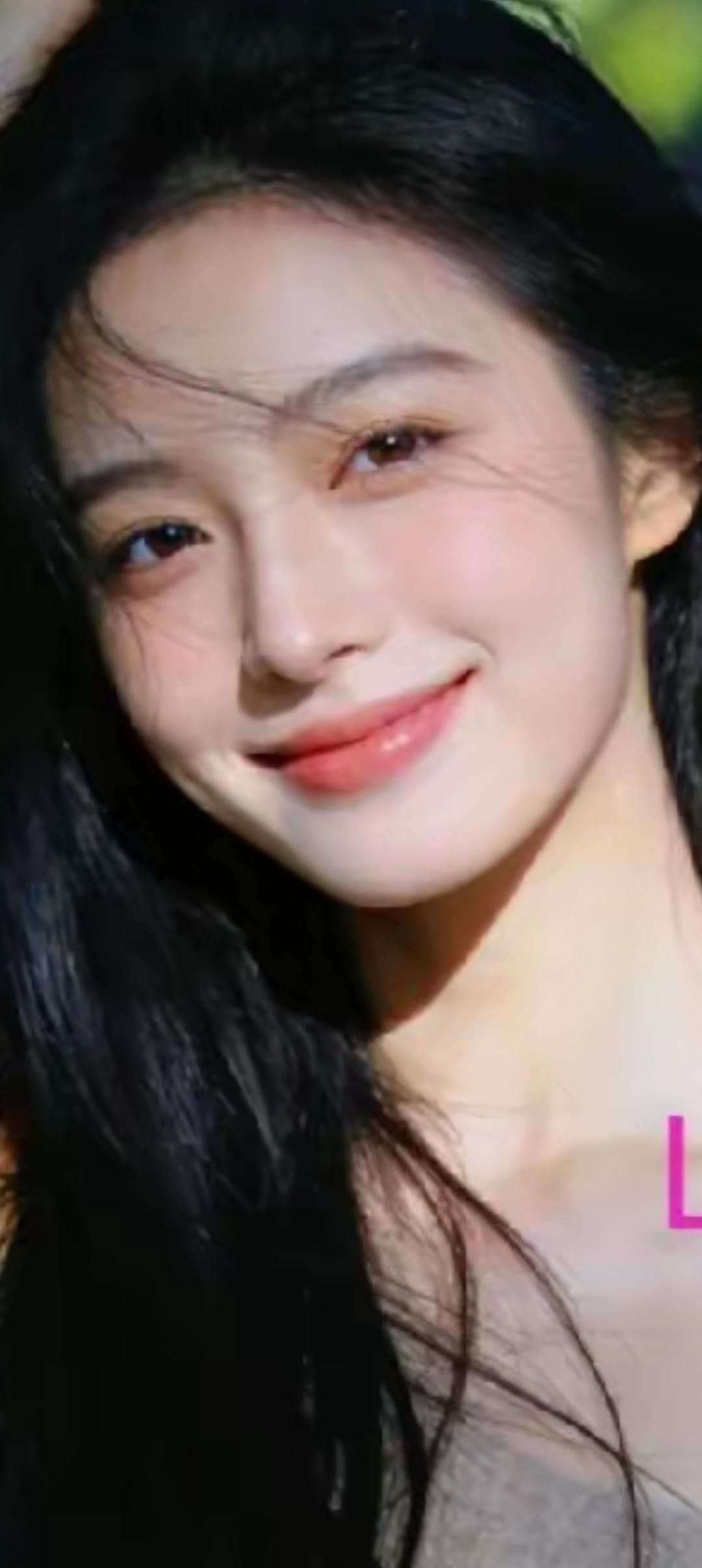 阳光下的甜美笑容，黑发飘逸，清新自然！🌞😊