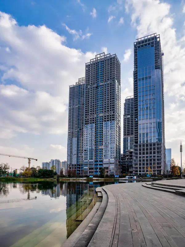 在成都买房亏损严重的，首当其冲是高位接盘的炒房客。前几年成都楼市火热，房价被炒得