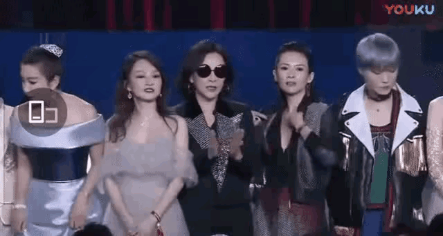 章子怡为了抢镜，也真的是拼了[捂脸]