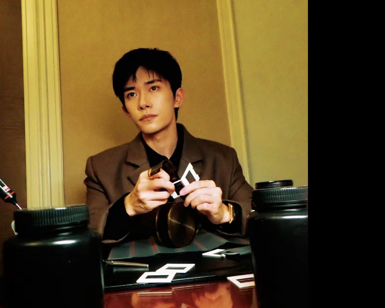 易烊千玺以不同视角感知山易烊千玺故事感大片易烊千玺故事感大片，以不同视角感知山，