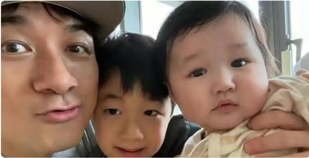 古巨基晒小儿子过六一 小家伙呆萌可爱颜值超高 网友：基因太强大！