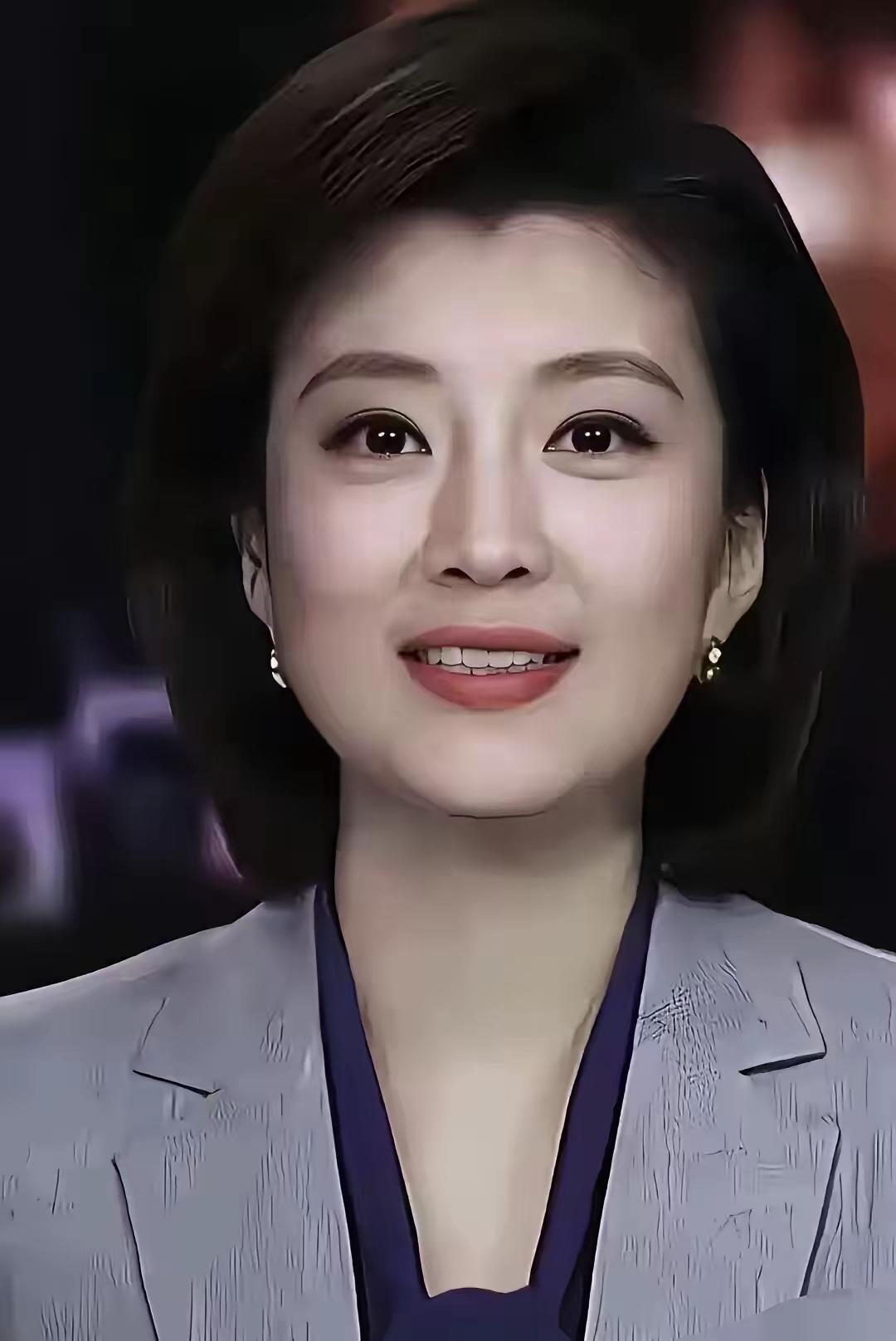 中央第一美女一姐，这张国泰民安脸，美的完美无暇，比周涛，李红，刘芳菲，都好看十倍