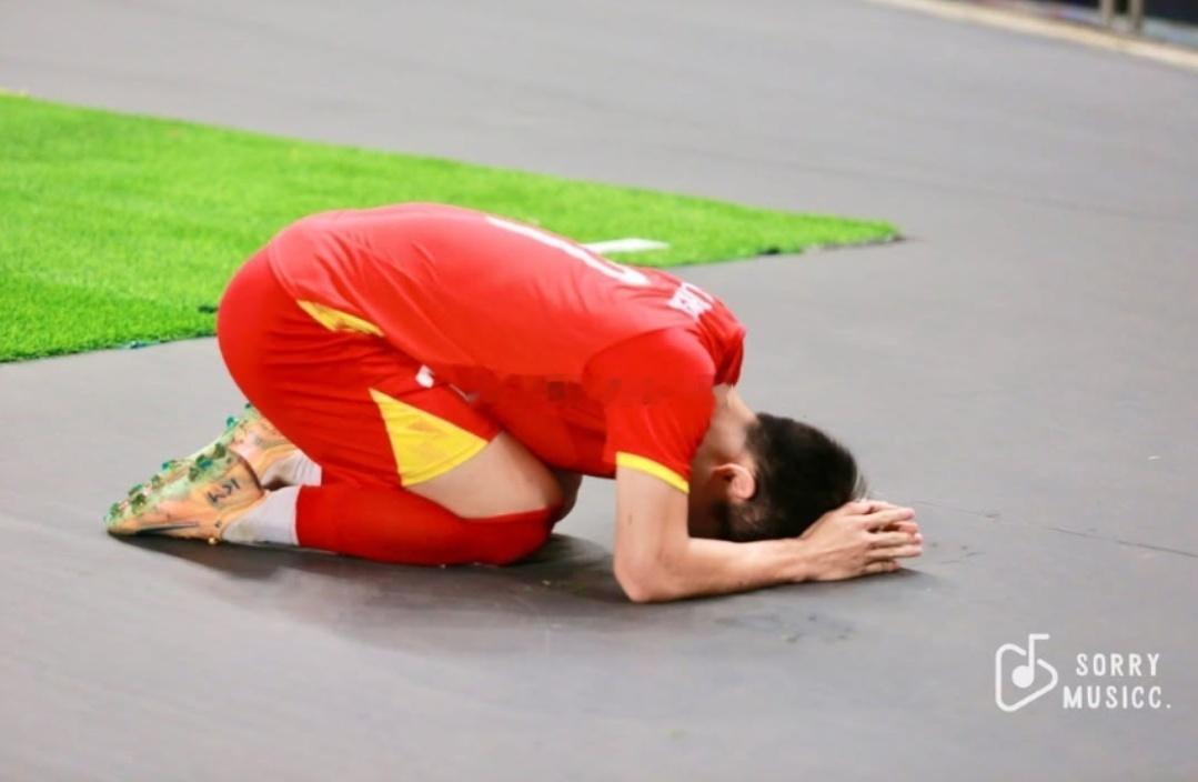 U23国足3比0越南U23打跪了！越南头号球星阮庭北社媒致歉：对不起大家在0-3