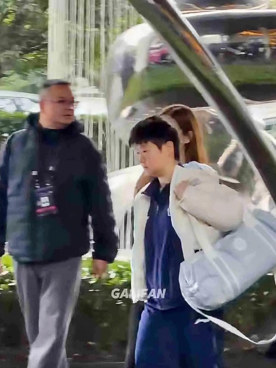 重庆冠军赛刚刚结束，
国乒集体出发成都，
进行为期十天的封训，
备战世界杯。
