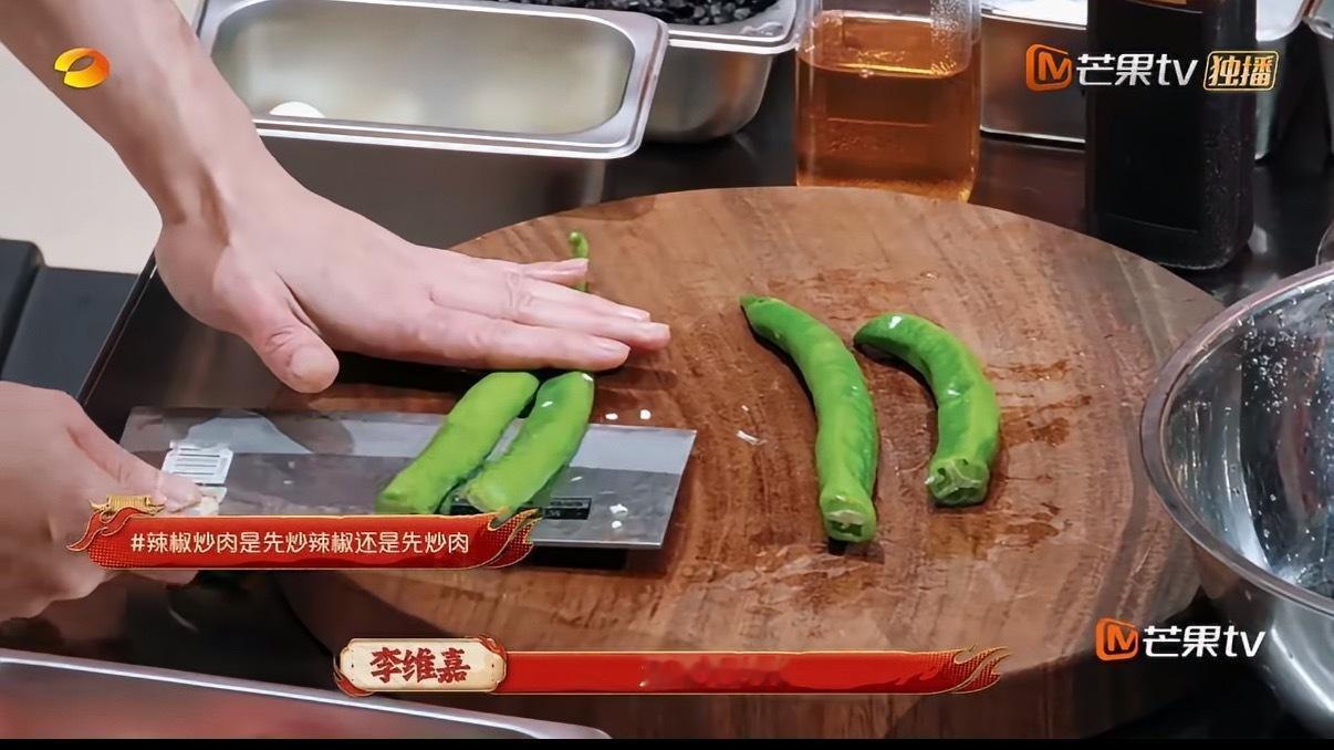 辣椒先炒肉还是先炒辣椒湖南人的世纪难题又来了😂有人习惯先煸肥肉出油，有人偏爱先