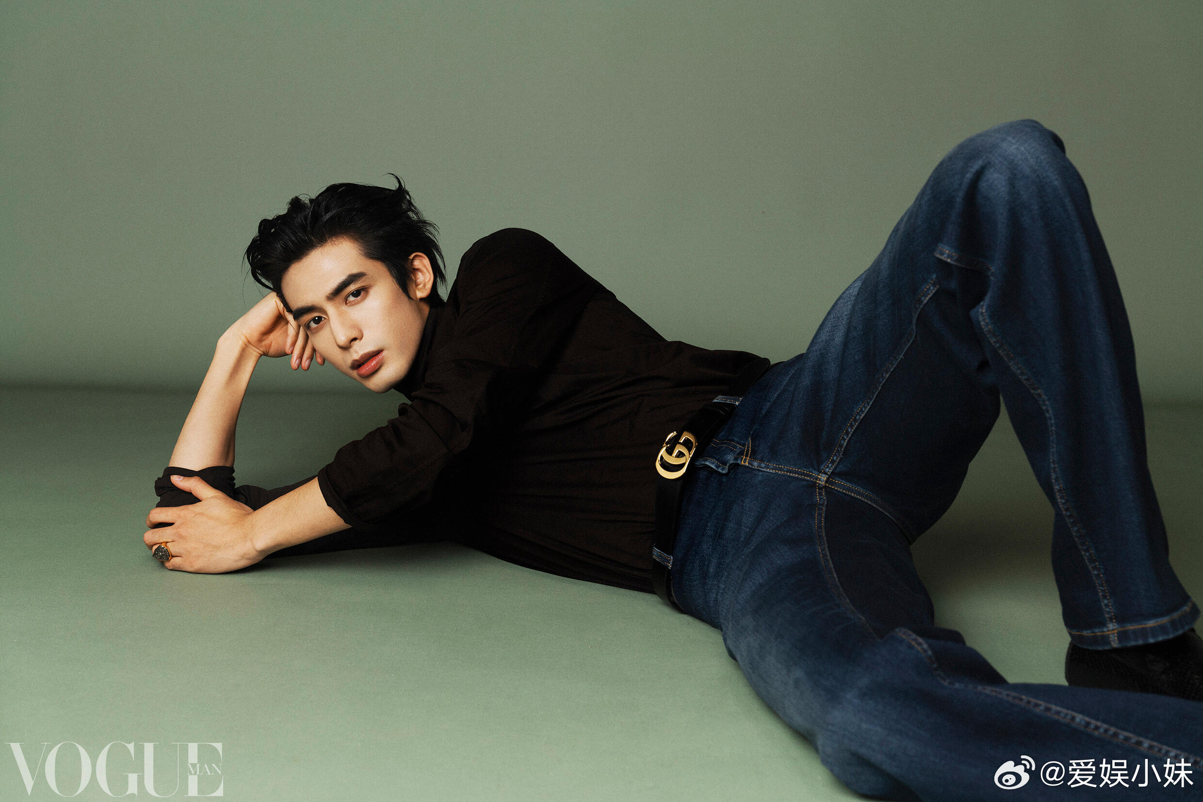 九岁入少林学武的经历，早已融入宋威龙的骨血。这套武术哲学让他既能在台前以锋利姿态