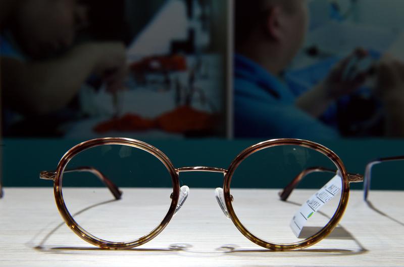 “坑了我娃一辈子！”近日，湖北武汉的杨女士称，7岁女儿的眼镜镜片被店员配反了，佩