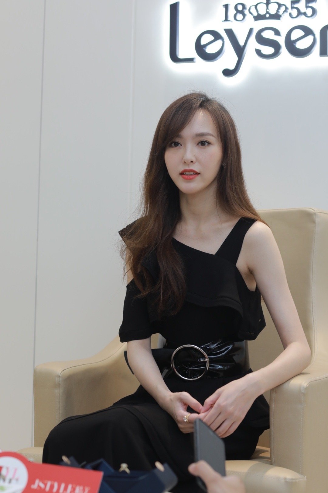 唐嫣2018年活动现场生图，黑色花瓣裙半露香肩🖤 | 601 ​​​