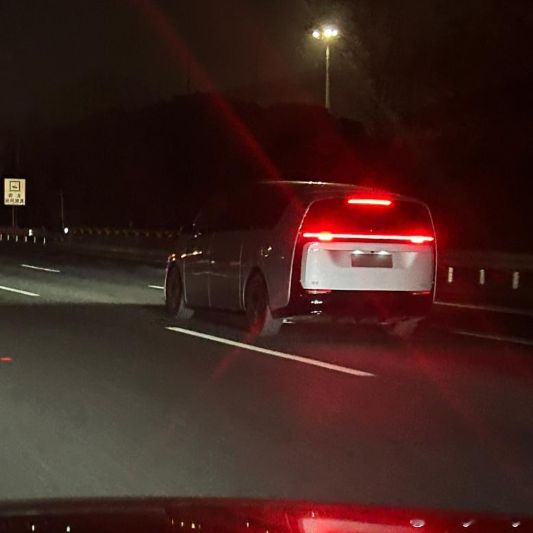 高速偶遇，哪位大V老师的车？[二哈] ​​​