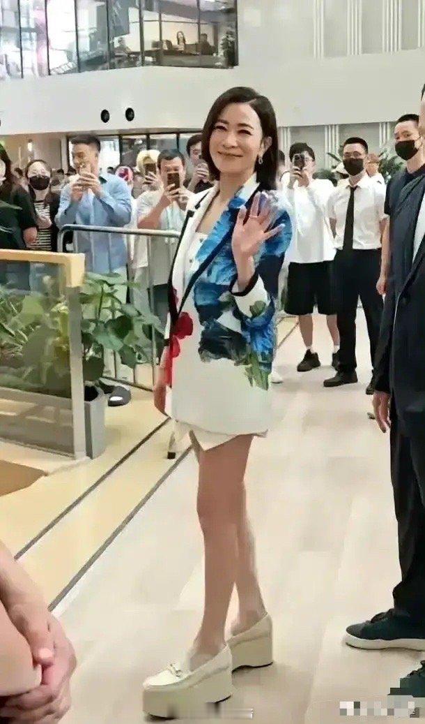 在香港，女明星必须有一个好身材，长相漂不漂亮还是次要的，余诗曼就是这样，身材很好