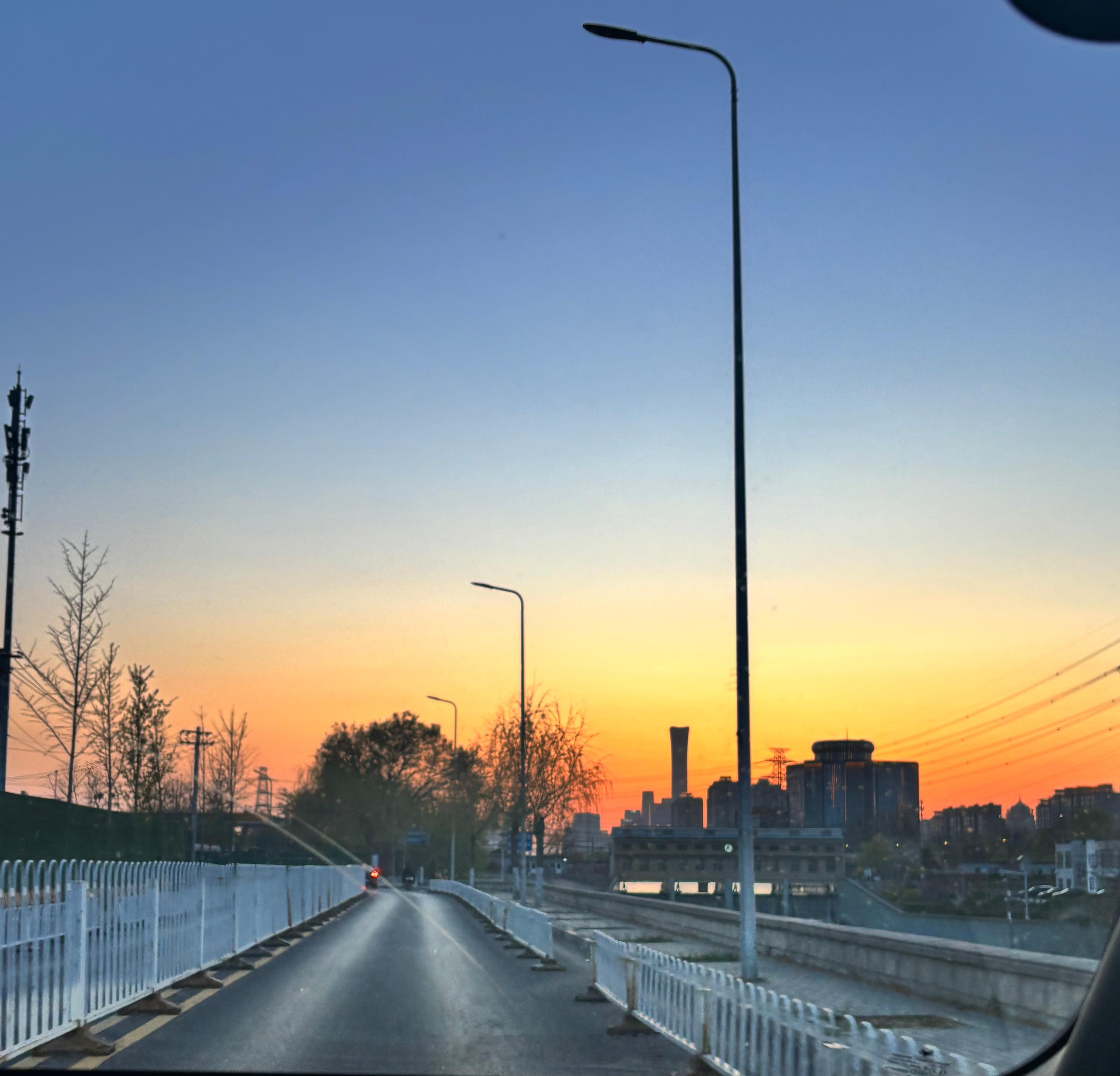 北京的夕阳好美来北京出差无数次，还是会被京城里的各个角落的美留住脚步每一座城市都