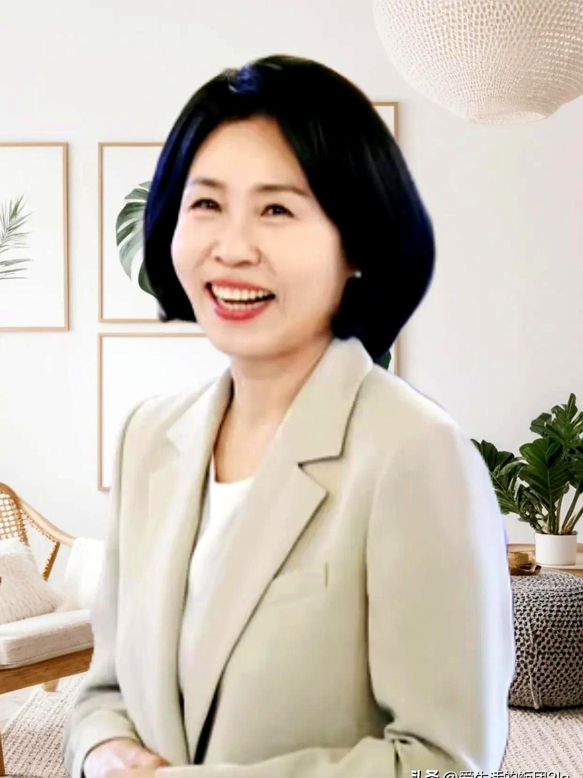刚刚查了一下李在明夫人

不查不知道，一查才明白！

翻到金惠景的日常照直接笑出