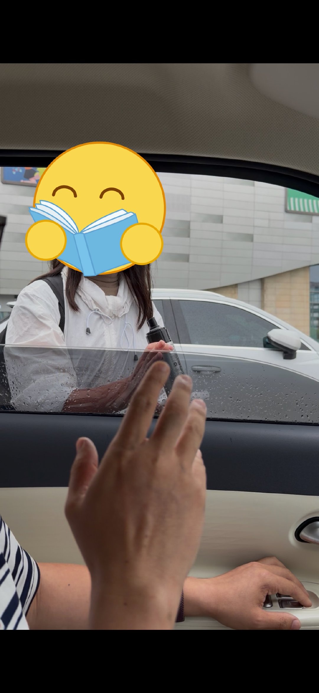 我在拍提车A100C的时候，两个大学生模样的女孩子主动来推销，后视镜防雨雾的喷灌